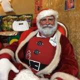 All�interno c�� un finto caminetto, calze natalizie, luci colorate...
